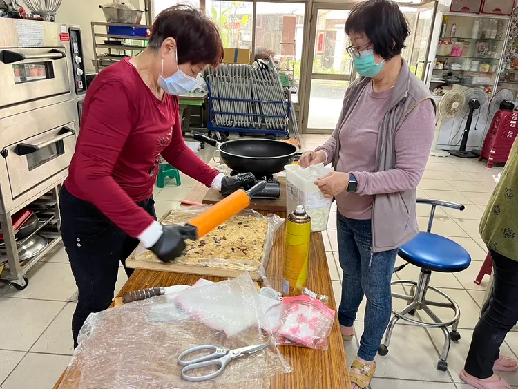 雪花餅製作過程。翻攝畫面