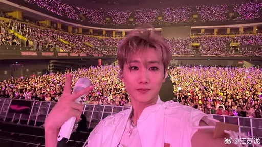 《一笑傾城》歌手汪蘇瀧被影射酒吧性騷!稱自己是Gay卻摸女大學生大腿還親臉