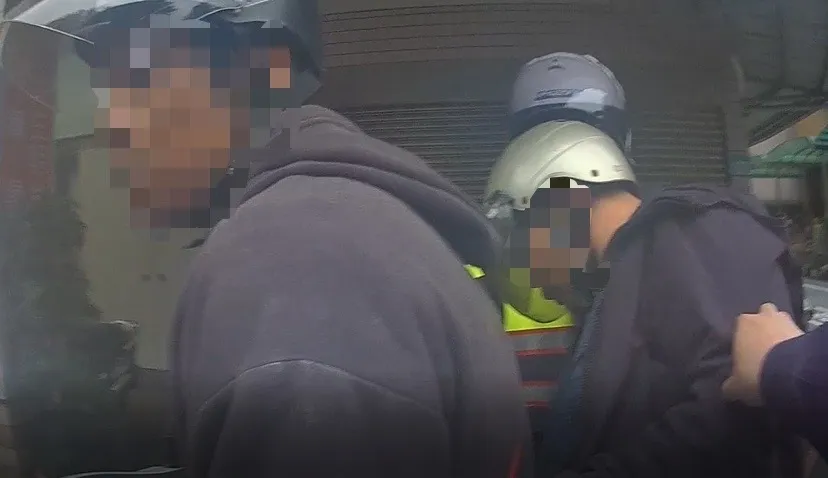 警方攔查疑似酒駕騎士,意外查獲通緝犯。翻攝畫面