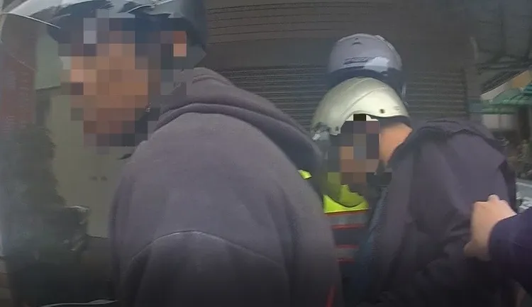 警方攔查疑似酒駕騎士，意外查獲通緝犯。翻攝畫面
