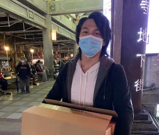 前台灣第一AV男優近況曝光 陳凡騏萬華街頭送暖