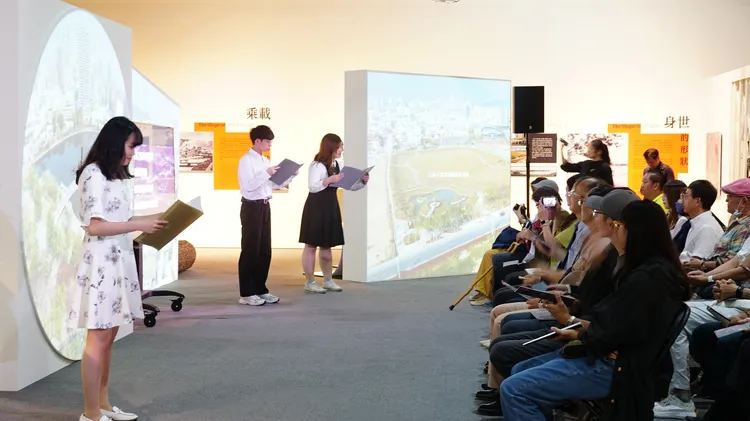 開幕式由高師大國文系學生現場朗誦愛河主題新詩。高史博提供