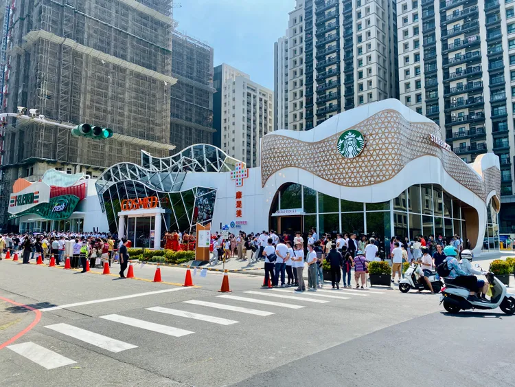 7-ELEVEN、康是美、星巴克與統一精工，共構佔地近1500坪的複合商場。王志弘攝