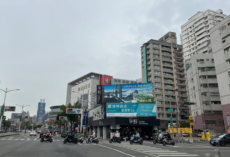 漢神巨蛋商圈目前中古屋已挑戰3字頭行情，新屋坐穩4字頭邁向5字頭。葉家銘攝