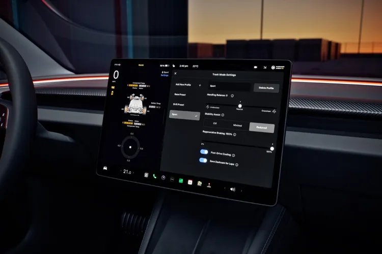 全新賽道模式會校正主動式懸吊、底盤和動力傳動系統，提供駕駛更多操控權。原廠照片