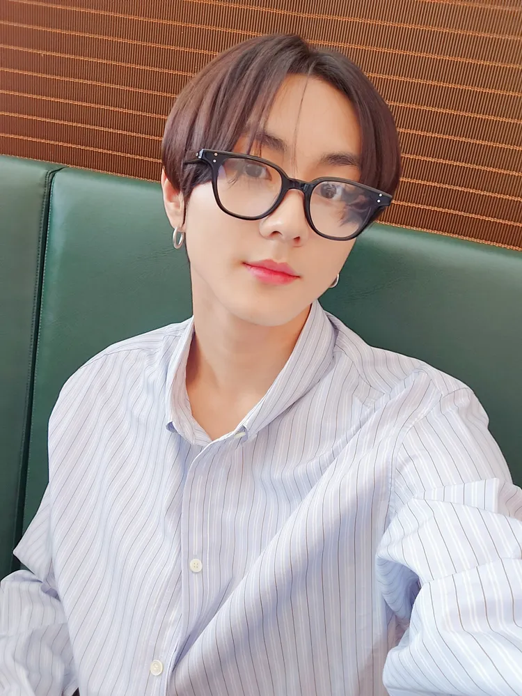 禎元穿長袖襯衫來台，透露彩排時狂流汗。翻攝Weverse