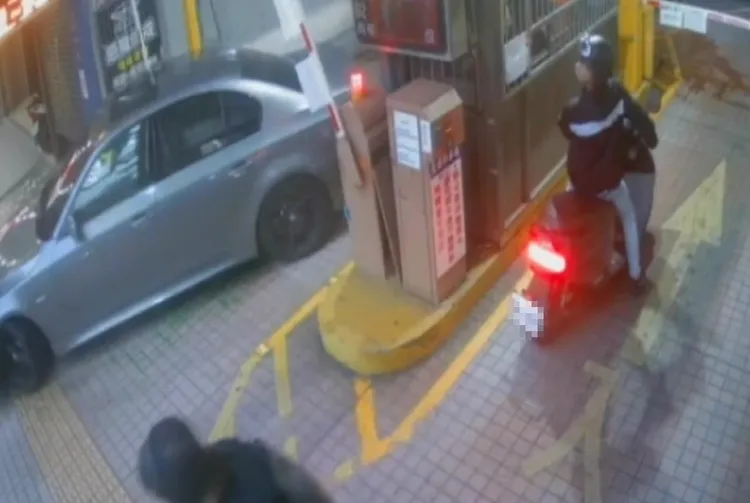 BMW從地下停車場上來後直接右切。翻攝畫面