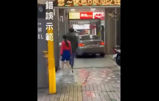 三寶BMW超狂開法　停車場上來右轉「硬督」切騎樓！刮傷又撞車逃逸