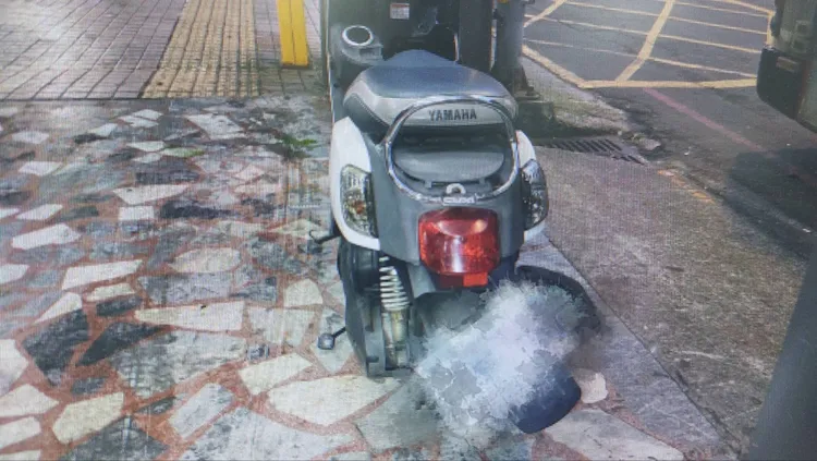 機車也被波及。翻攝畫面