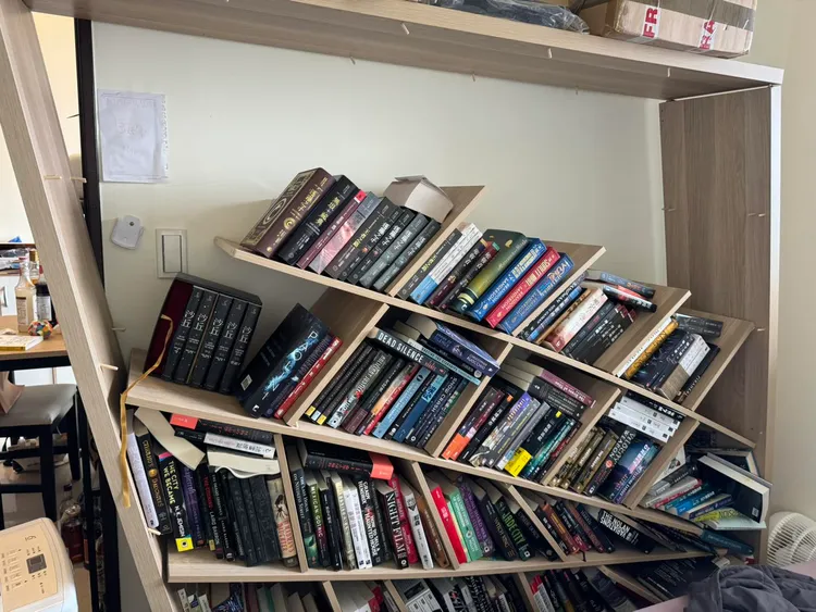 今（3）日地震發生後，超粒方家中書櫃整個坍塌。（圖／翻攝自超粒方臉書）