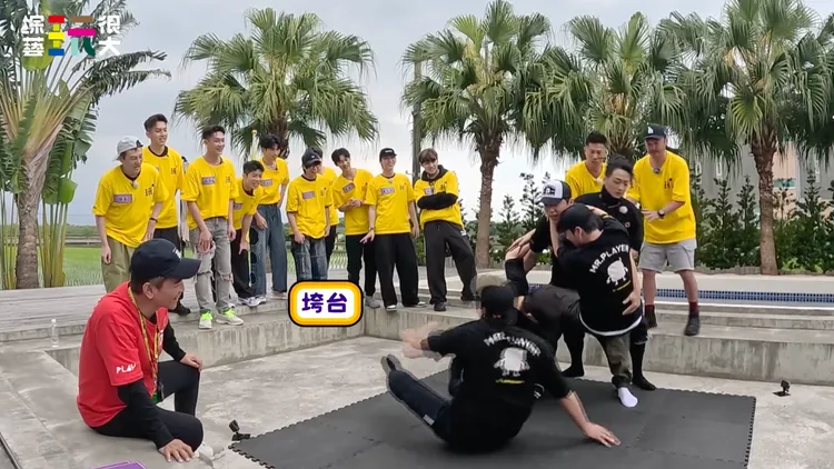 Energy挑戰5人Breaking倒立合體，結果東倒西歪。好看娛樂提供