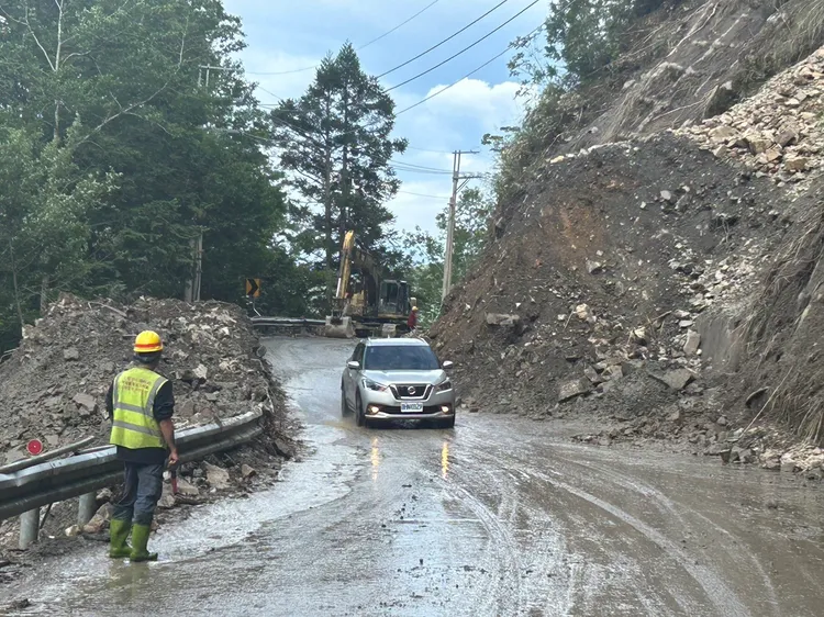 南山村米摩登路段，今日18時起，夜間實施預警性封閉道路。公路局提供