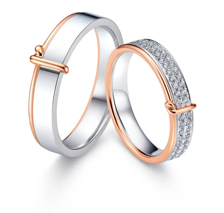 PROMESSA同心結18K白金玫瑰金雙色鑽石對戒，男款3萬4700元、女款2萬7200元。品牌提供