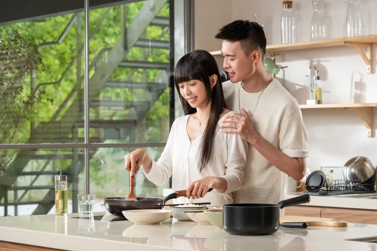 簡廷芮（左）和老公賴先生甜蜜為鑽飾品牌PROMESSA合體。品牌提供