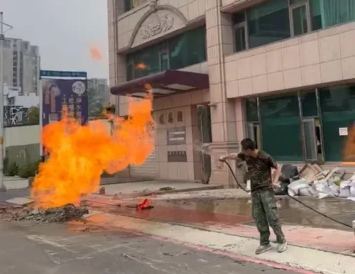 瓦斯管線被挖斷竄火舌 竹北大興一街封路搶修