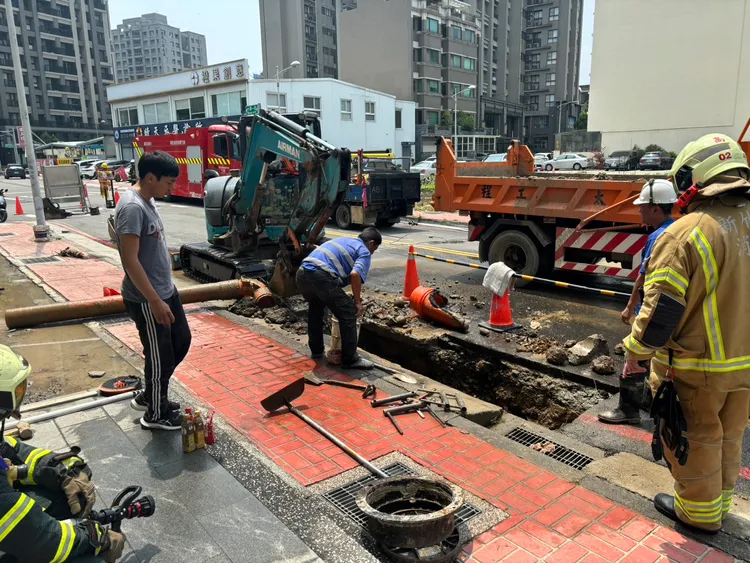 瓦斯公司派員止漏作業。新竹縣消防局提供