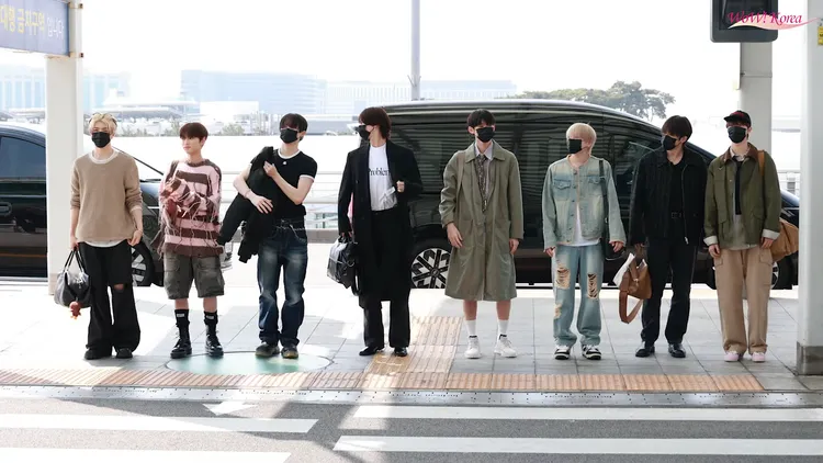 王奕翔（左三）帶著&TEAM來台，仁川機場少了TAKI。翻攝Wow!Korea YouTube