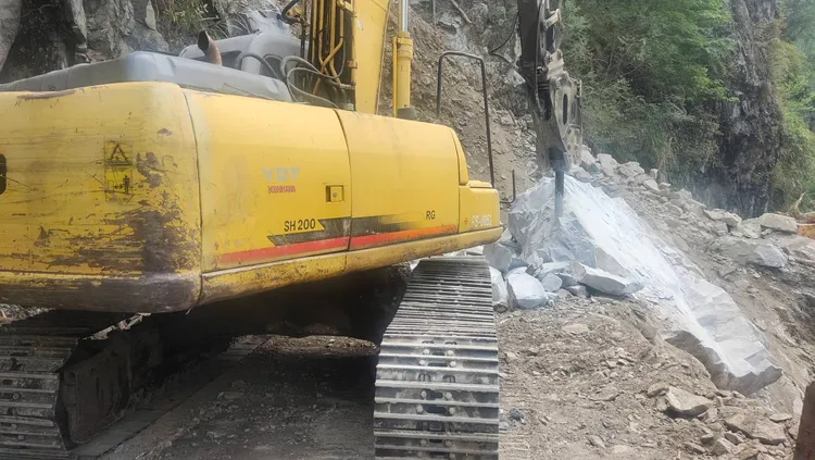 中橫便道19.7公里處的巨石。谷關工務段提供