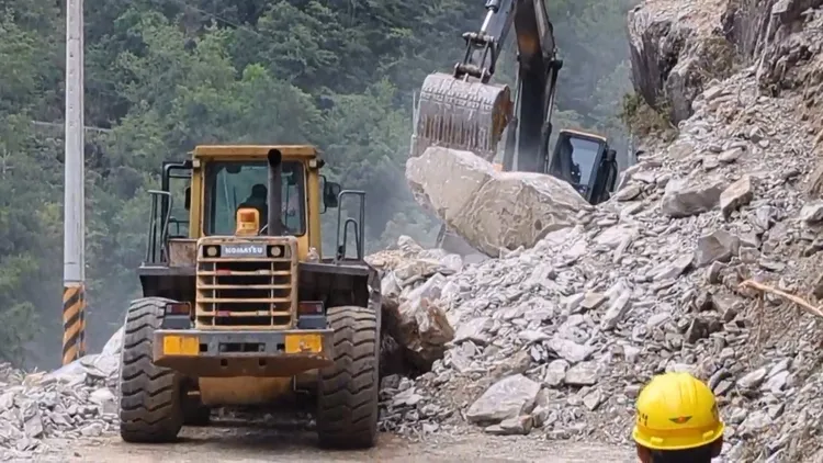 谷關工務段積極打通中橫便道。谷關工務段提供