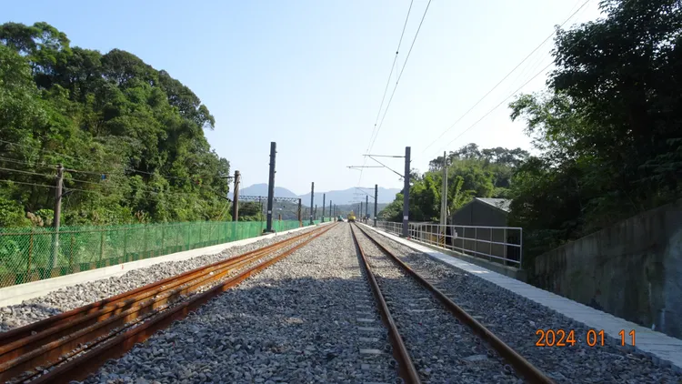 臺鐵表示北端(貢寮方)路堤段道碴軌道已鋪設完成。台鐵提供