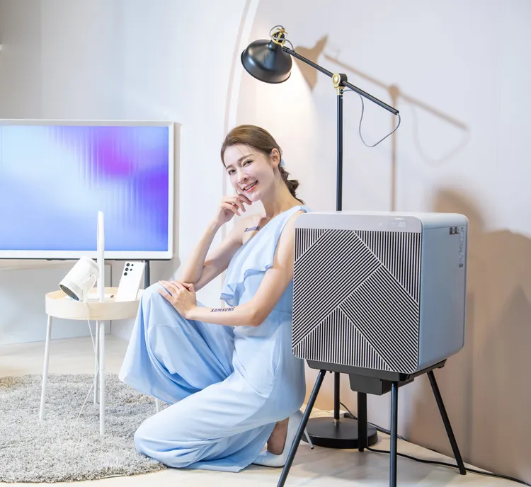 BESPOKE設計品味系列美型無風智慧清淨機，可輕鬆濾毛小孩的毛髮與異味，保持室內清新，帶給家人極淨美好的生活環境。三星提供。