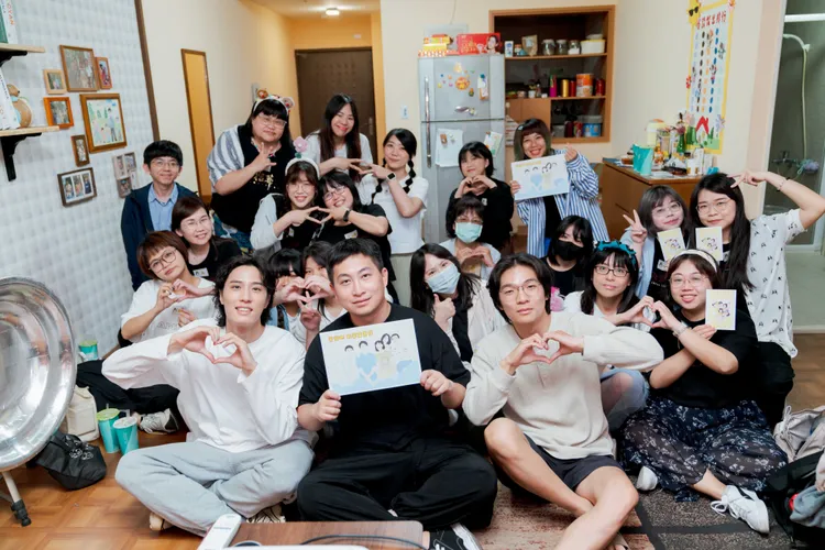 余晉（前排左起）、製作人、胡智強和粉絲辦睡衣趴。瀚草文創提供