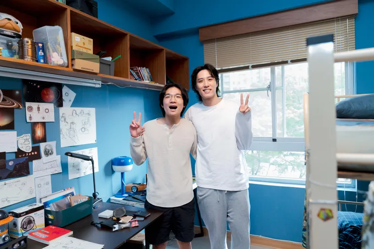 余晉（右）和胡智強結為好友。瀚草文創提供