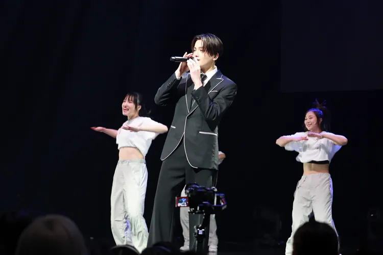 八木勇征（中）展現好歌喉。LDH愛夢悅提供
