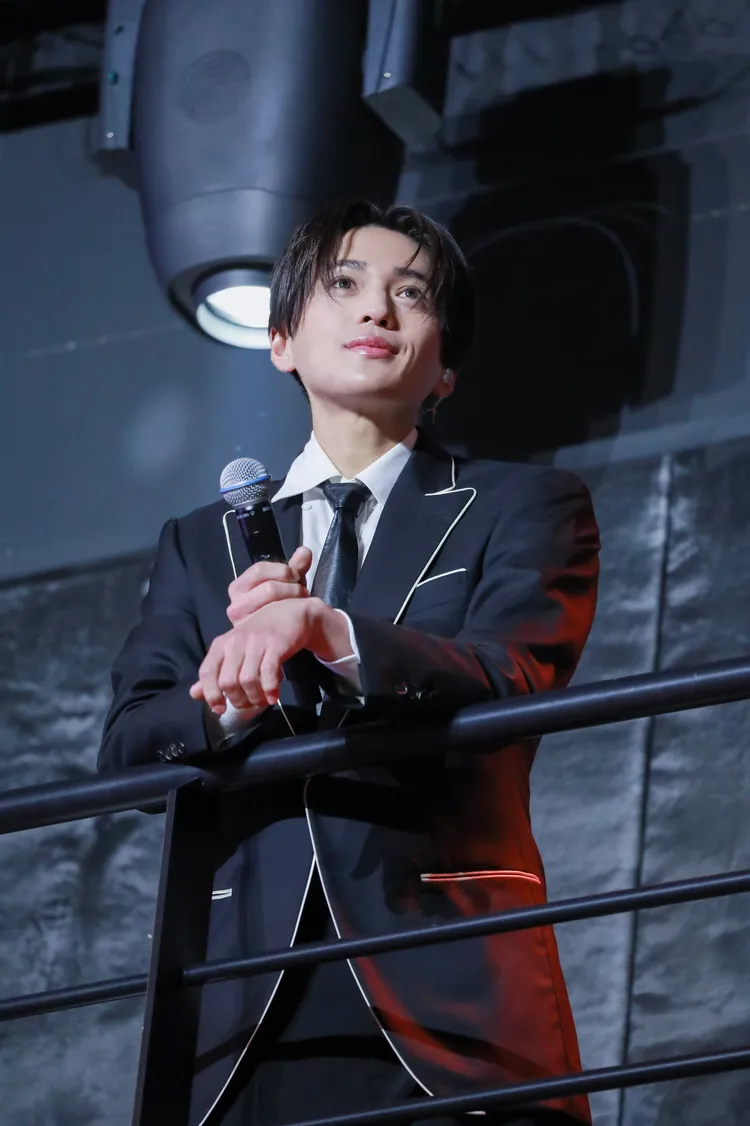 八木勇征驚喜從2樓登場。LDH愛夢悅提供