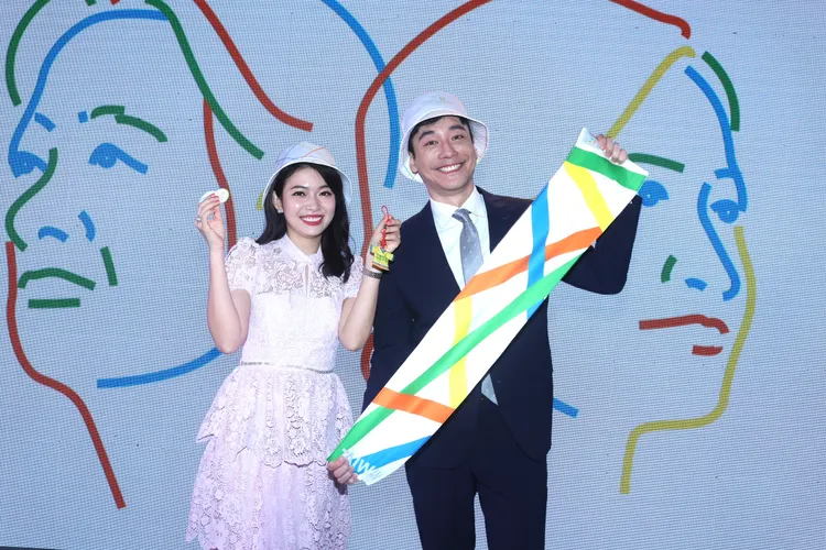 三立主播劉宸希搭配Taiwan Plus主播劉傑中，身上更配戴就職五寶。彭欣偉攝