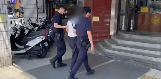 搭公車慘遭「拖下車」！基隆婦倒地還被踹　暴怒男到案竟這樣說