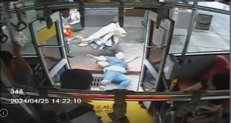 基隆一名婦人遭另名男子強行拖拽下公車。翻攝照片