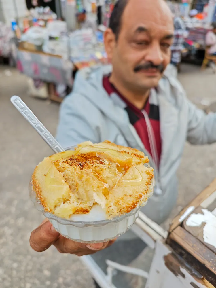 路邊小攤販售的甜點總匯，甜甜糕點上淋滿蜂蜜，甜度爆表。田欣雲攝影