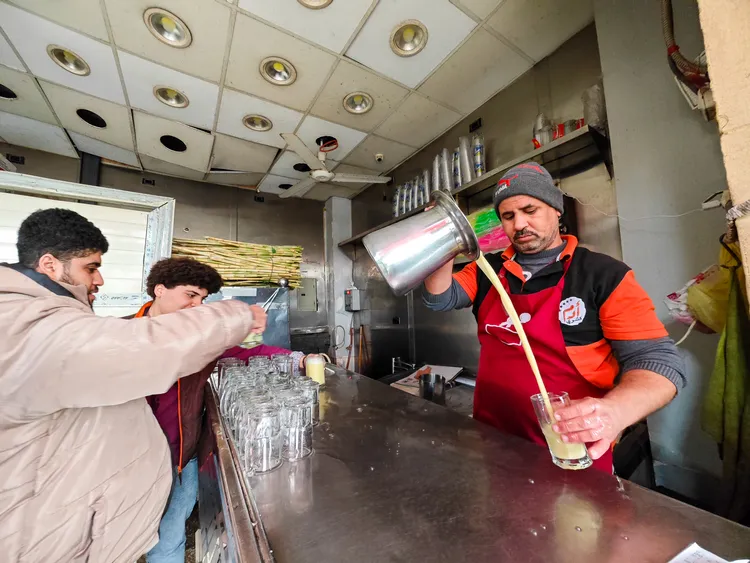 鮮榨甘蔗汁是來開羅必喝的國民飲品。田欣雲攝影