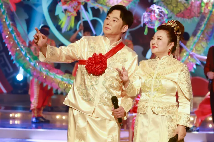 白冰冰（右）與陽帆穿著傳統結婚禮服錄影。民視提供