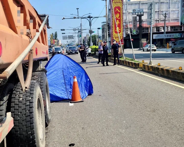 警方初步研判，老婦貪快穿越馬路，大車則因視線死角肇事。讀者提供