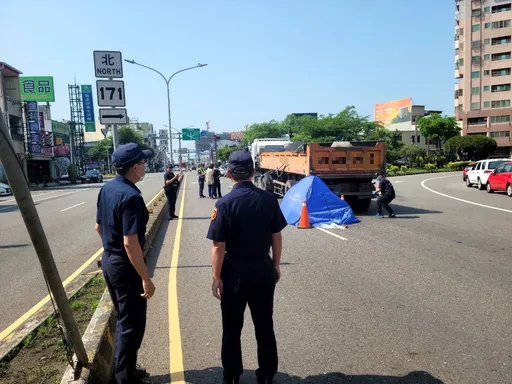驚悚瞬間!老婦領錢橫越紅燈車陣 巧遇砂石車綠燈起步輾斃