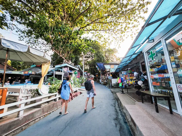 麗貝島上生活機能便利，步行街附近可滿足食衣住行各類需求。田欣雲攝影