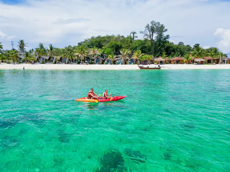 在僻靜的島北海域划獨木舟。田欣雲攝影