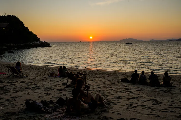 小島西面的日落海灘雖然位置偏遠，卻坐擁絕美夕陽。田欣雲攝影