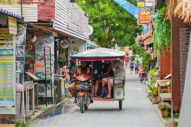 遊客在麗貝島陸地上移動，多使用摩托三輪車。田欣雲攝影