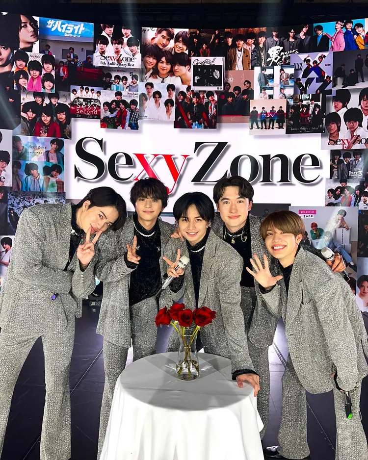 「Sexy Zone」在昨晚也是改名前的最後一夜直播開唱，前成員馬里烏斯葉（右二）在後半段加入演出，一起送別即將單飛的中島健人（中）。翻攝kento.nakajima_313 IG