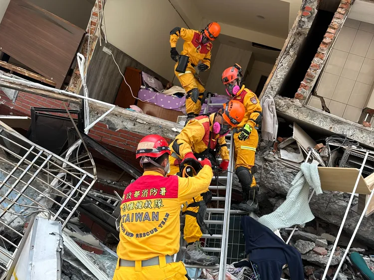 消防員昨搜救花蓮天王星大樓住戶。消防署提供