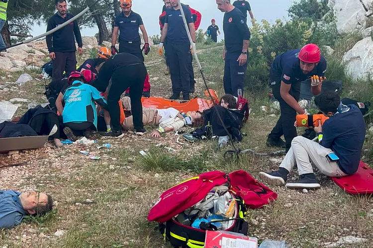 從纜車摔落地面的乘客有老有小，傷勢嚴重。美聯社