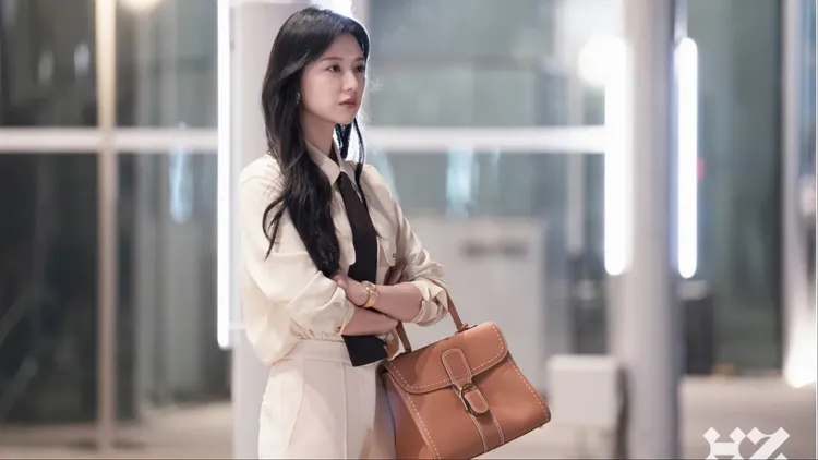 金智媛以淺杏色套裝搭配Delvaux Brillant MM Surpiqué茶色手袋。翻攝HighZium studio Co.官網
