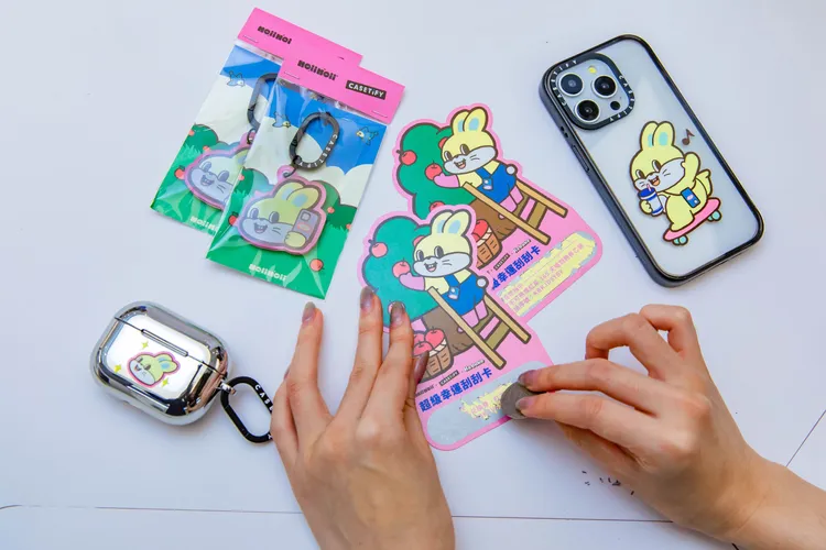 CASETiFY推出超級幸運刮刮卡與滿額消費鑰匙圈贈禮。CASETiFY提供。