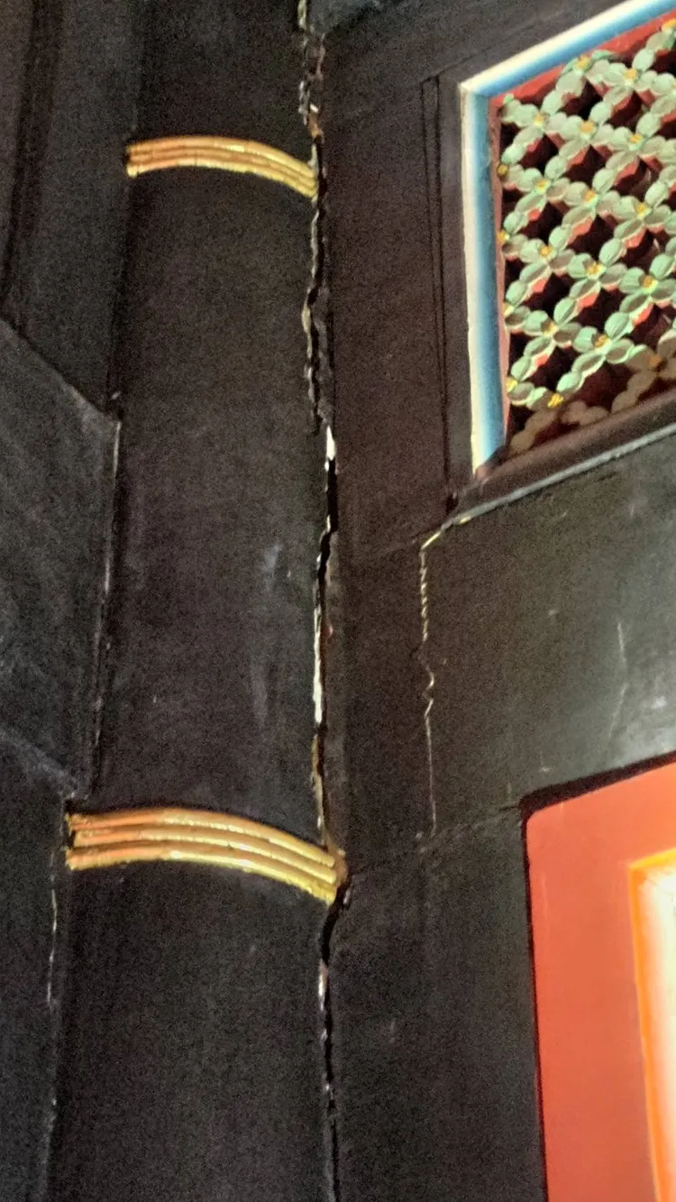 國定古蹟「林本源園邸」三落大厝木棟架產生裂縫。文化部提供