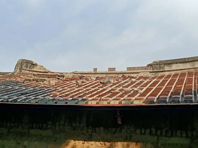 蘆洲李宅第三進屋頂馬背倒塌，造成屋頂瓦片部分損壞。文化部提供