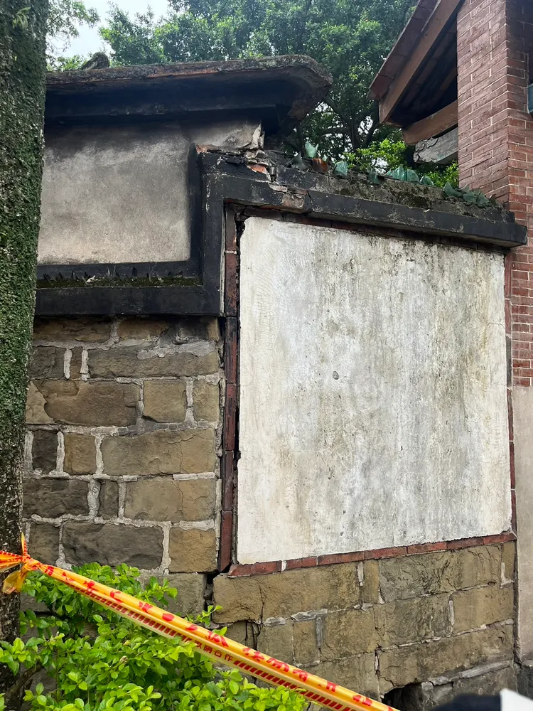 國定古蹟「林本源園邸」花園外部牆壁開裂。文化部提供