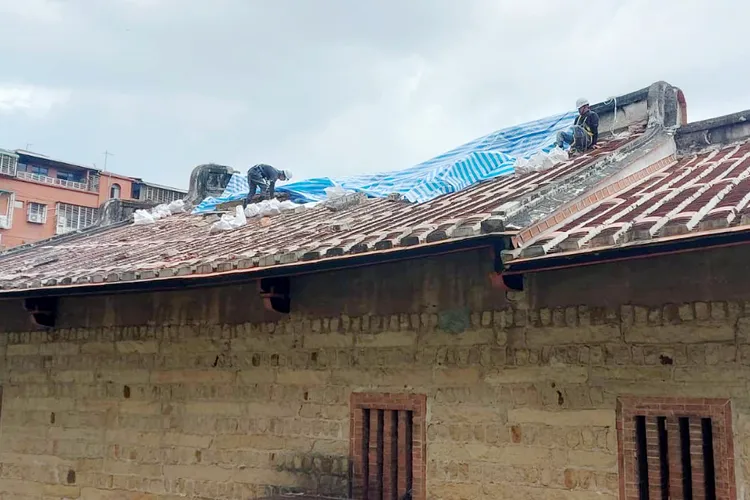 針對國定古蹟蘆洲李宅第三進屋頂災損，文資局請蘆洲李宅文教基金會先以防水布覆蓋保護。文化部提供